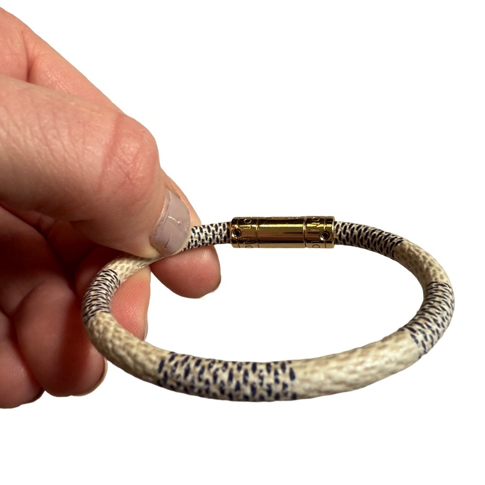 LOUIS VUITTON WHITE AND BLUE DISCONTINUED “KEEP IT” BRACELET IN DAMIER AZUR - Picture 4 of 4